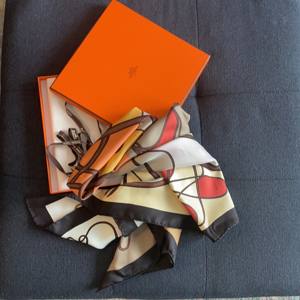 Almost new Hermès silk scarf with box